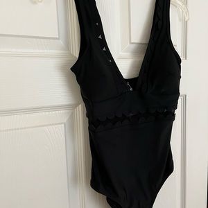 Cupshe women’s black one piece swimsuit size small bathing suit